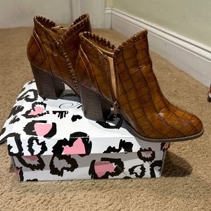 Mata brown booties size 7